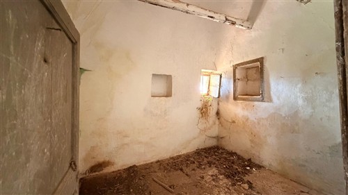 Ad 1 Km dal Paese, Trulli con Conversa e Terreno di 14.000 mq ca.